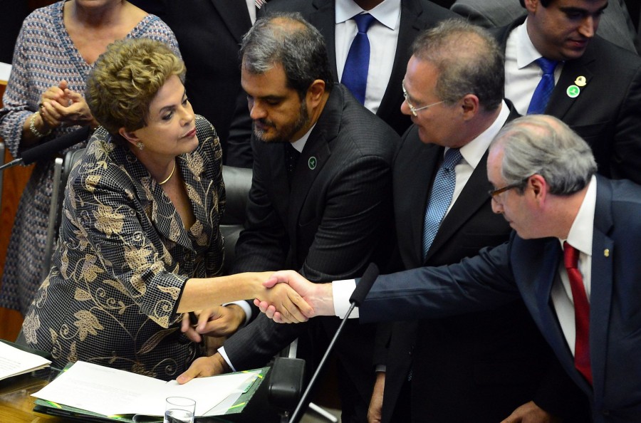 Imagem Ilustrando a Notícia: No Congresso, Dilma pede volta da CPMF