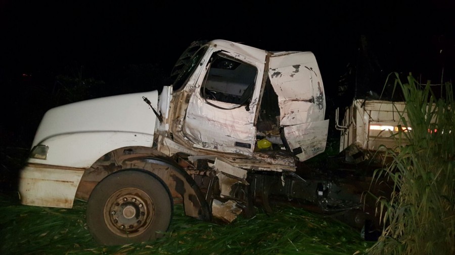 Imagem Ilustrando a Notícia: Colisão entre três veículos de cargas deixa um motorista morto