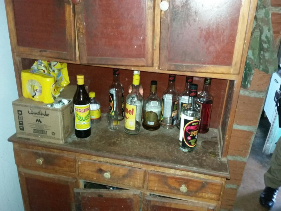 Imagem Ilustrando a Notícia: Estabelecimentos que vendem bebida alcoólica em rodovias são multados pela PRF