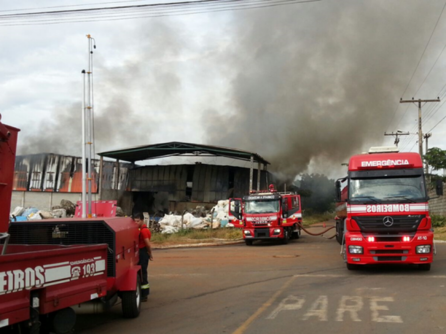 Imagem Ilustrando a Notícia: Galpão de reciclagem pega fogo em Aparecida de Goiânia