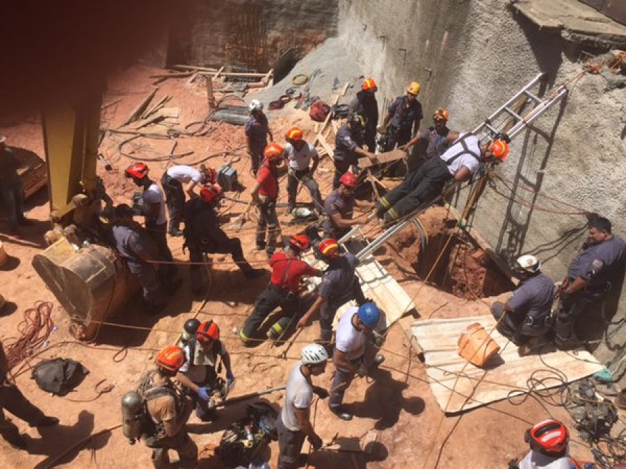 Imagem Ilustrando a Notícia: Obra desaba e operário é soterrado em um poço de 11 metros em São Paulo