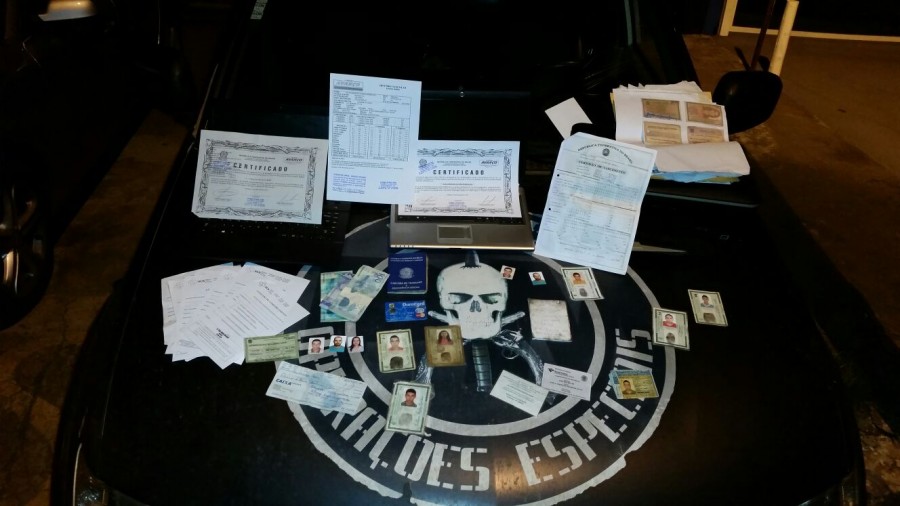 Imagem Ilustrando a Notícia: Dupla é presa com documentos falsificados em Trindade