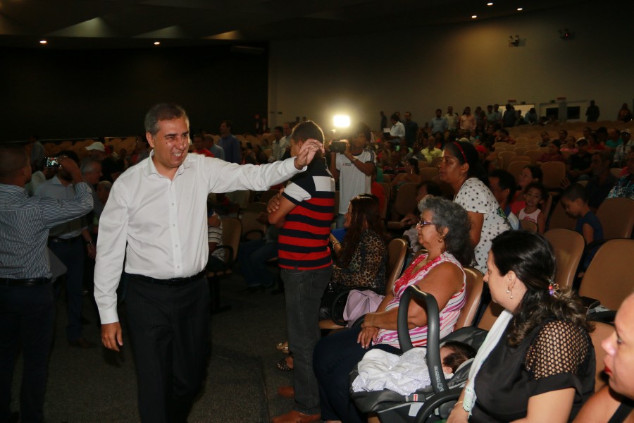 Imagem Ilustrando a Notícia: José Eliton entrega a famílias de Jataí 262 escrituras de residências