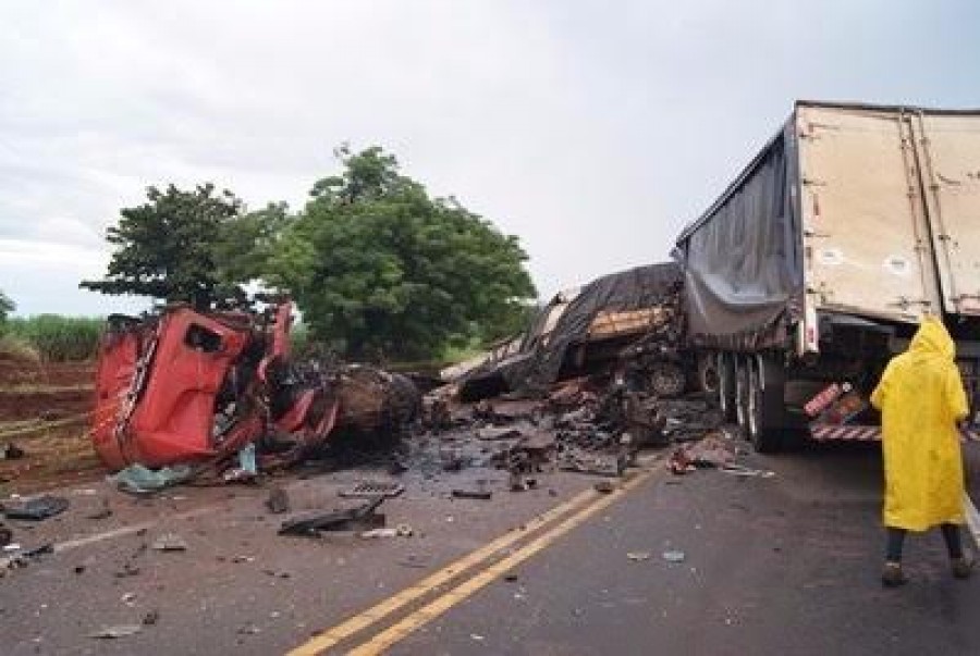 Imagem Ilustrando a Notícia: Colisão entre duas carretas deixa dois mortos na BR 452
