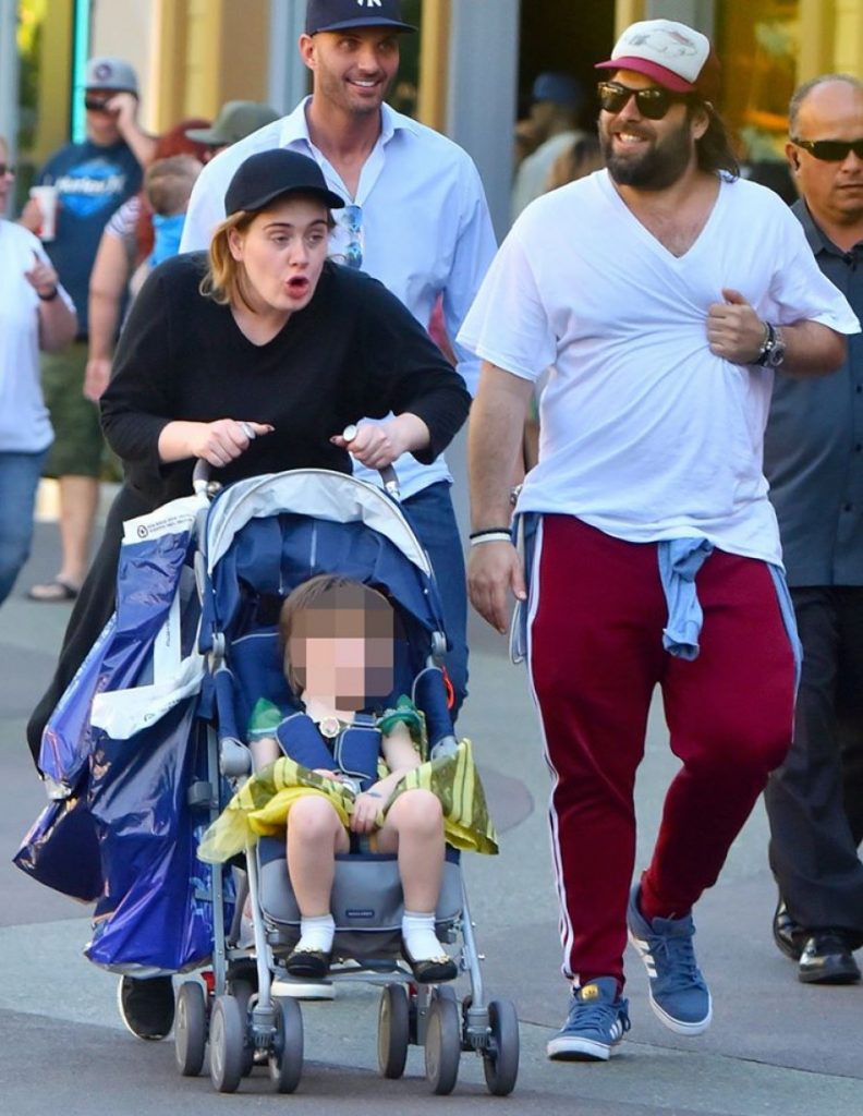 Imagem Ilustrando a Notícia: Adele veste o filho de princesa em passeio na Disney