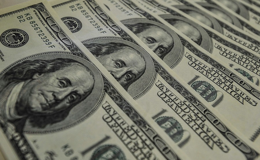 Imagem Ilustrando a Notícia: Após seis altas consecutivas, dólar apresenta queda