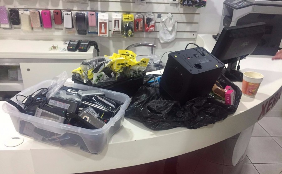 Imagem Ilustrando a Notícia: Dupla é presa tentando furtar celulares em loja