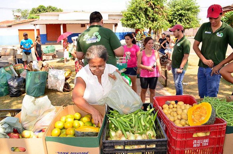 Imagem Ilustrando a Notícia: Projeto troca lixo reciclado por alimentos