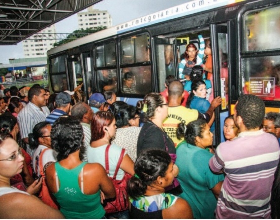 Imagem Ilustrando a Notícia: Justiça suspende aumento da tarifa de transporte público