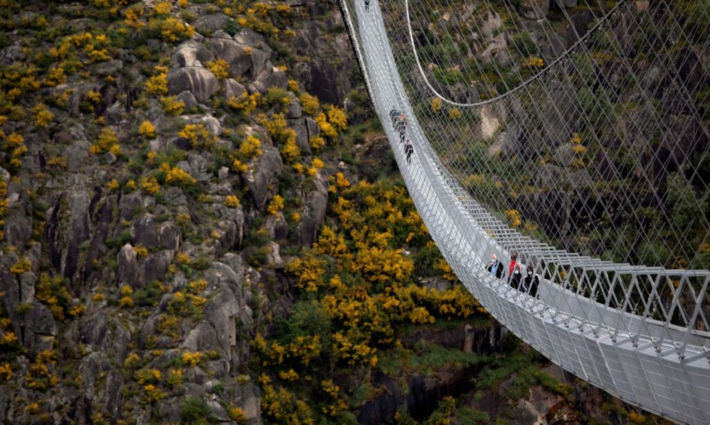 Imagem Ilustrando a Notícia: Portugal inaugura ponte suspensa mais longa do mundo