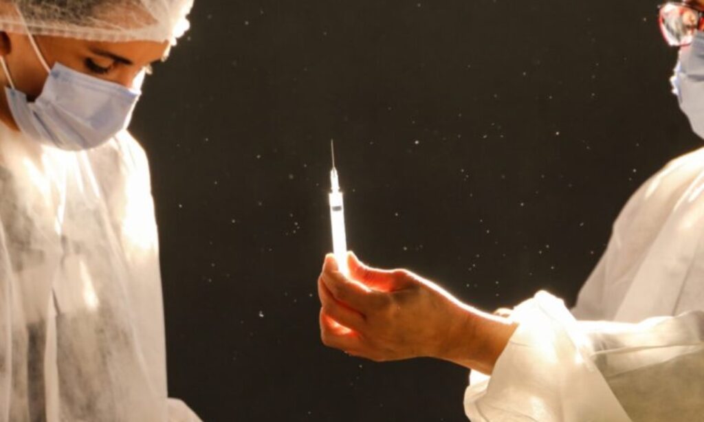 Imagem Ilustrando a Notícia: SMS vacina trabalhadores da saúde nesta quinta-feira