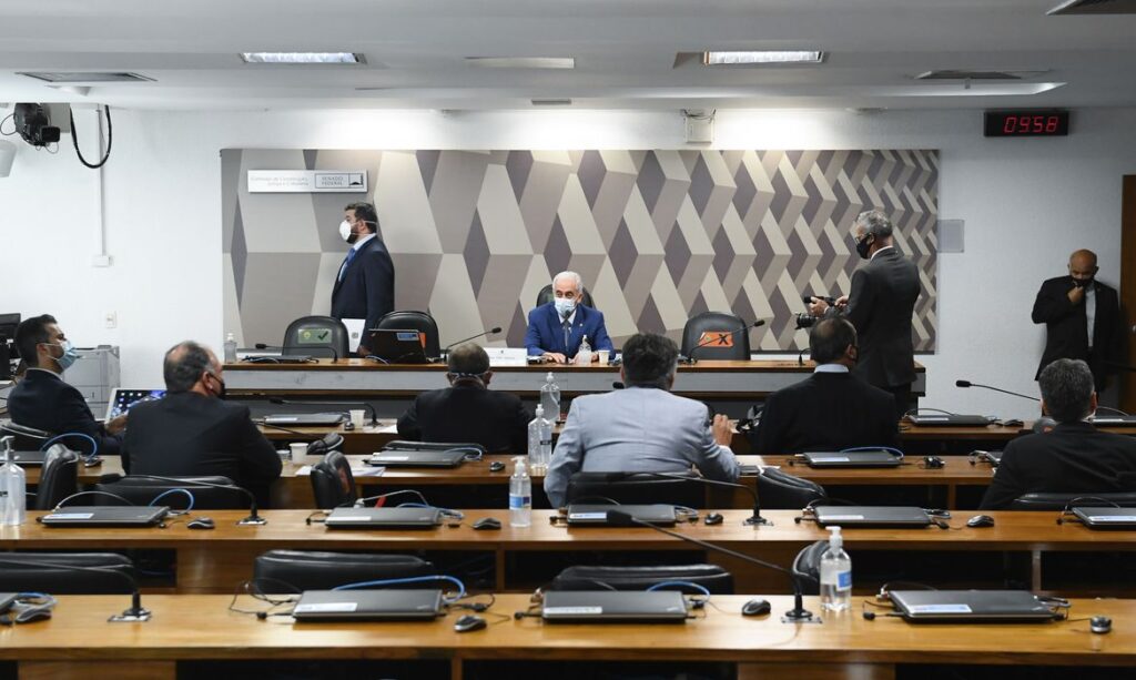 Imagem Ilustrando a Notícia: CPI: senadores questionam Renan e aprovam 310 pedidos de informação
