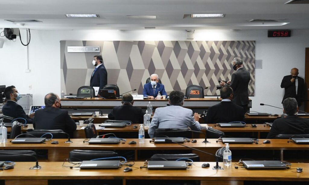 Imagem Ilustrando a Notícia: Senadores recorrem para tirar Renan da relatoria da CPI da Pandemia