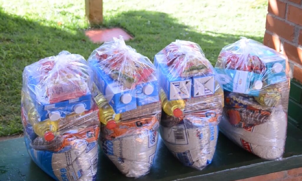 Imagem Ilustrando a Notícia: Entidades distribuem cestas básicas para população em situação de vulnerabilidade social