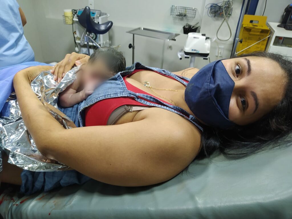 Imagem Ilustrando a Notícia: Mulher dá à luz dentro de viatura dos bombeiros em Goiânia