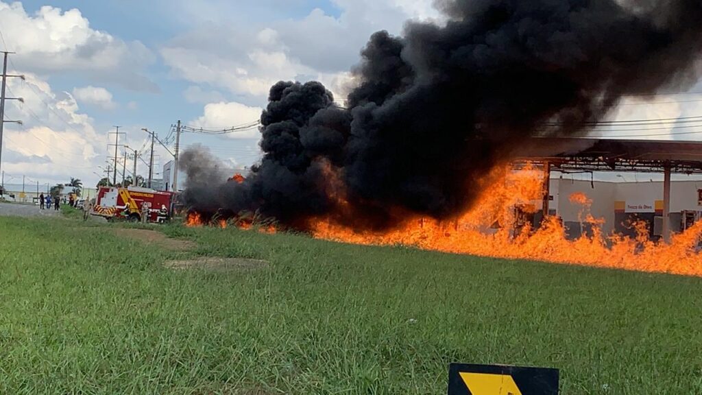Imagem Ilustrando a Notícia: Carreta que transportava etanol tomba e provoca incêndio próximo ao Setor Morrinhos