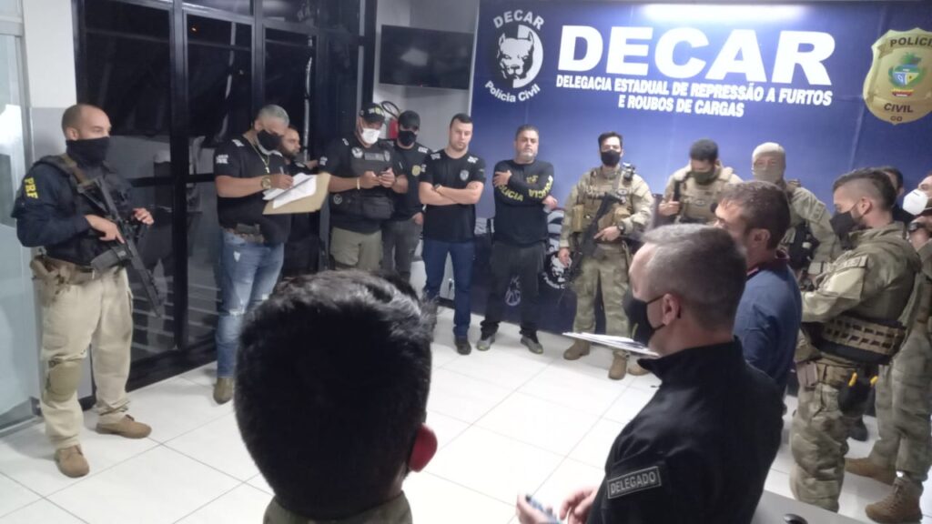 Imagem Ilustrando a Notícia: Suspeitos de roubar cargas de bebidas nas BRs são presos em Goiás