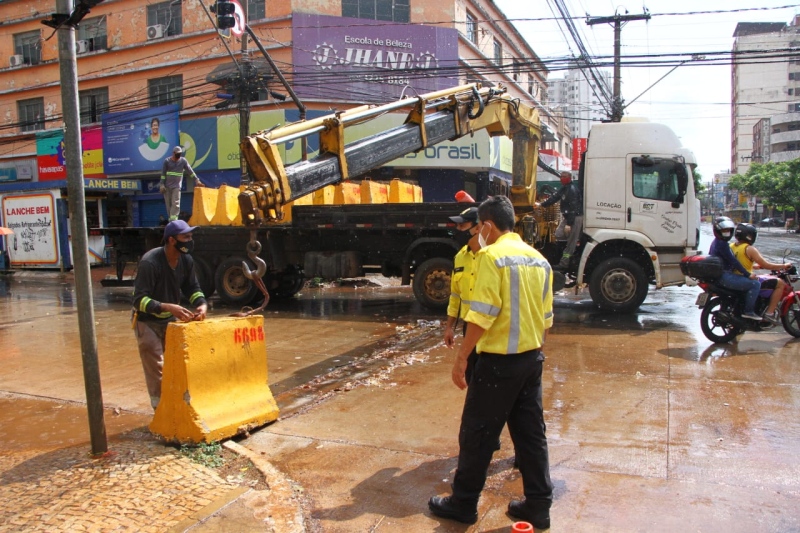 Imagem Ilustrando a Notícia: Comerciantes reclamam de novo bloqueio para o BRT