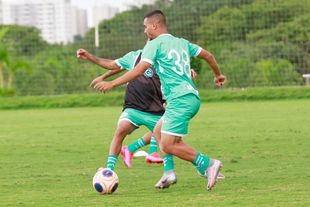 Imagem Ilustrando a Notícia: Com treinamentos em dois períodos, Goiás visa confronto diante do Atlético Goianiense