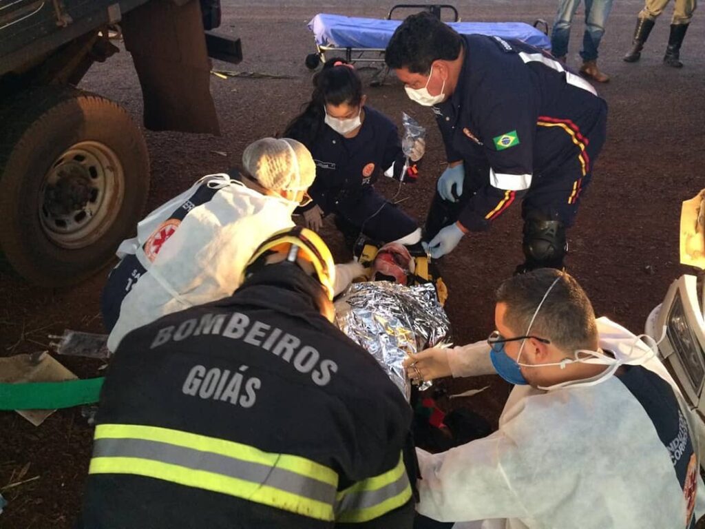 Imagem Ilustrando a Notícia: Após acidente, homem fica preso às ferragens do carro, em Joviânia
