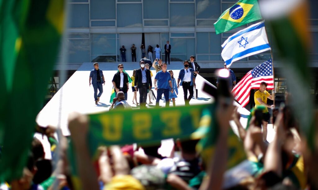 Imagem Ilustrando a Notícia: Bolsonaro convoca manifestações às vésperas do depoimento de Pazuello