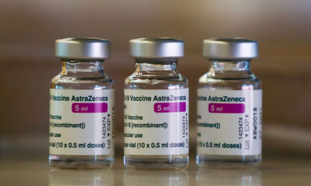 Imagem Ilustrando a Notícia: Nova remessa de insumo para produção de vacina pode fabricar 12 milhões de doses da Covishield