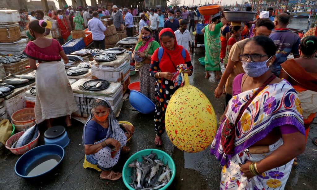 Imagem Ilustrando a Notícia: Índia: com recordes de mortes por covid-19, corpos flutuam no Ganges