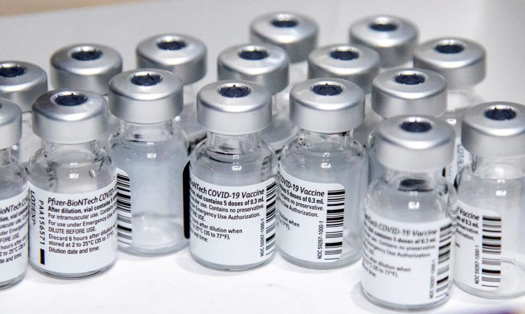 Imagem Ilustrando a Notícia: Pfizer deve produzir 4 bilhões de doses de vacina contra covid em 2022