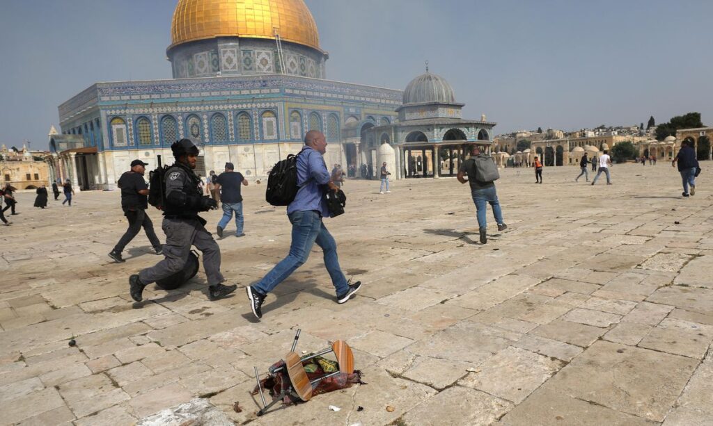 Imagem Ilustrando a Notícia: Mais de 300 pessoas ficam feridas durante confronto em Jerusalém