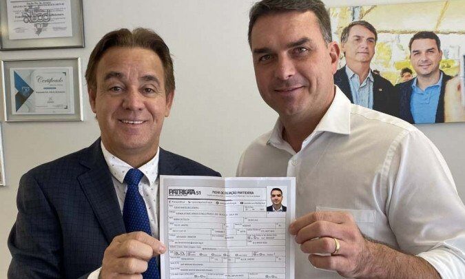 Imagem Ilustrando a Notícia: Presidente Jair Bolsonaro deve se filiar ao Patriotas, anuncia Flávio