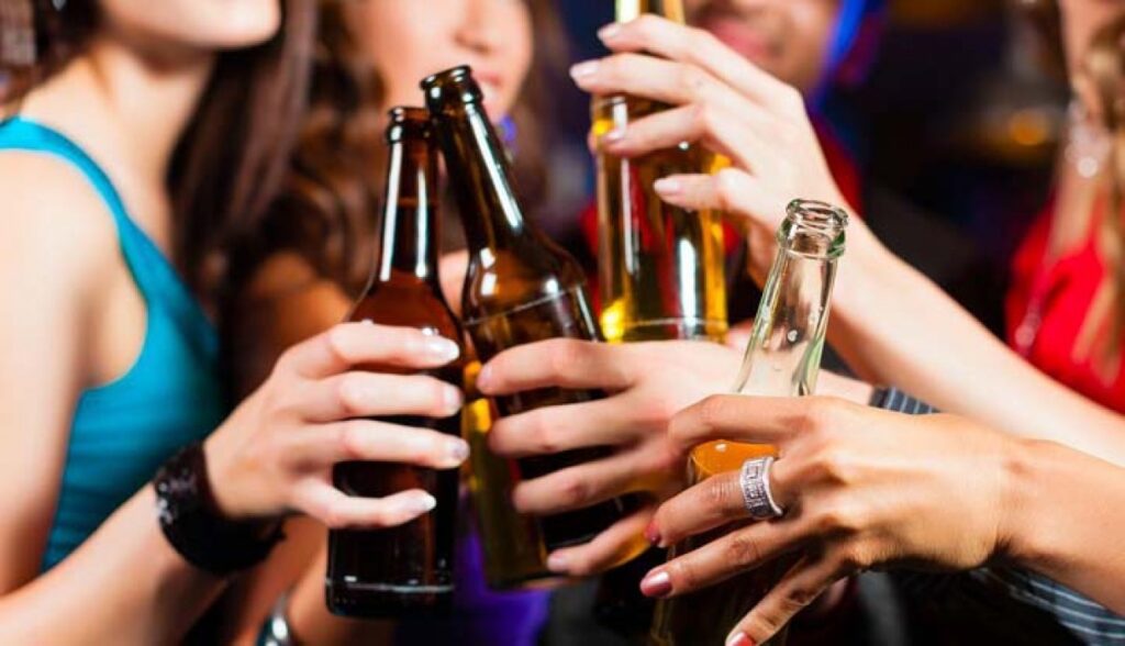 Imagem Ilustrando a Notícia: PL visa proibir o consumo de bebidas alcoólicas em certos lugares públicos