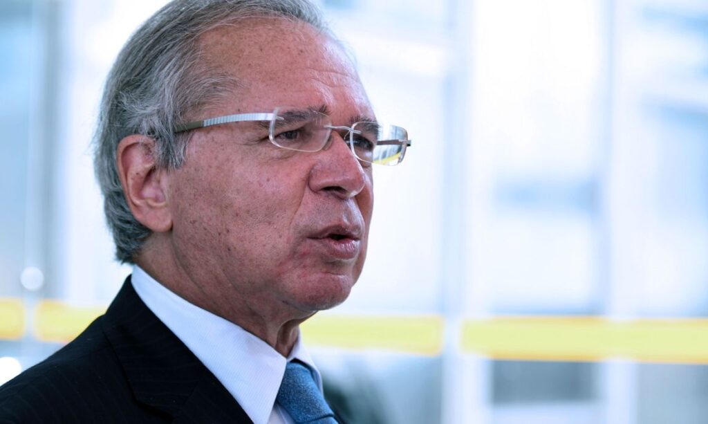 Imagem Ilustrando a Notícia: Reforma tributária tem de “atacar” programas de isenção, afirma Guedes
