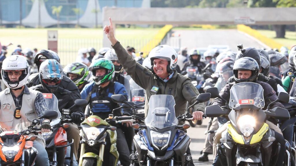 Imagem Ilustrando a Notícia: Bolsonaro convida apoiadores para passeio de moto no Rio e tira cerca de mil PMs de seus postos