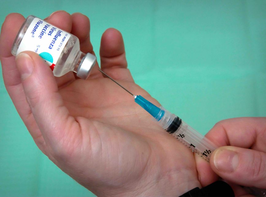 Imagem Ilustrando a Notícia: Goiânia inicia vacinação contra influenza em idosos e professores