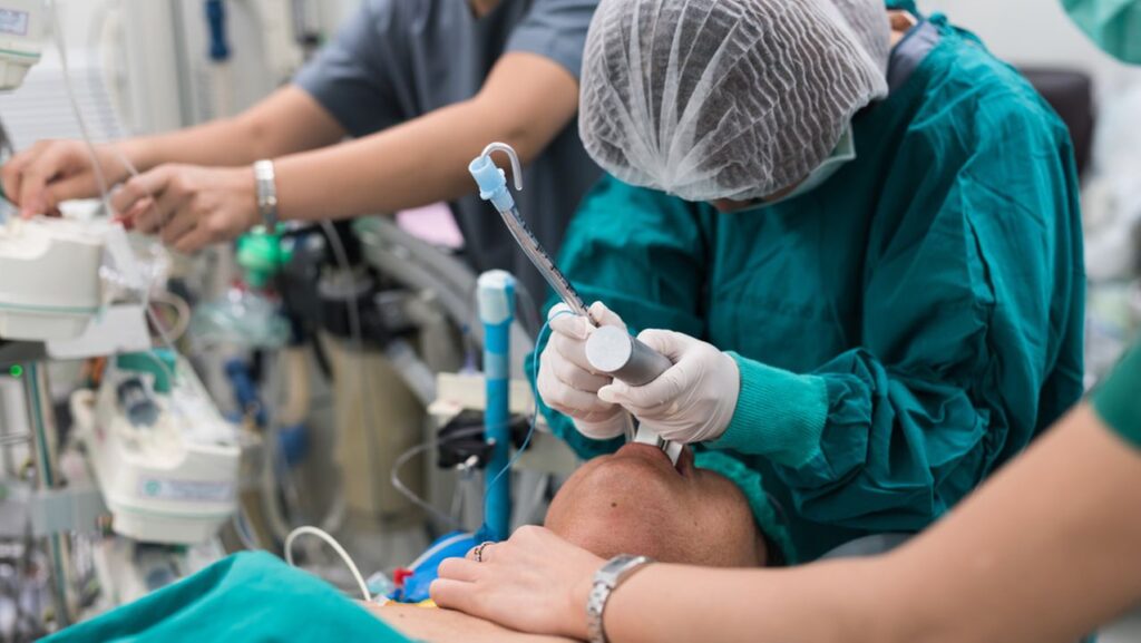 Imagem Ilustrando a Notícia: Há risco de falta de kit intubação em 13 cidades goianas