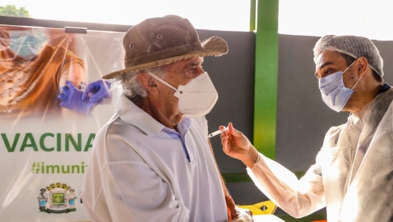 Imagem Ilustrando a Notícia: Goiás já tem doses suficiente para vacinar idosos acima de 60