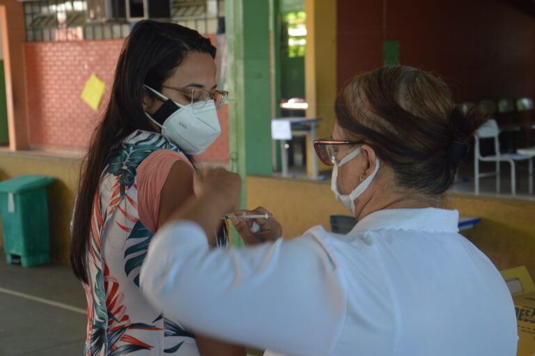 Imagem Ilustrando a Notícia: Início da campanha de vacinação de profissionais da educação é marcada por emoção, em Goiânia
