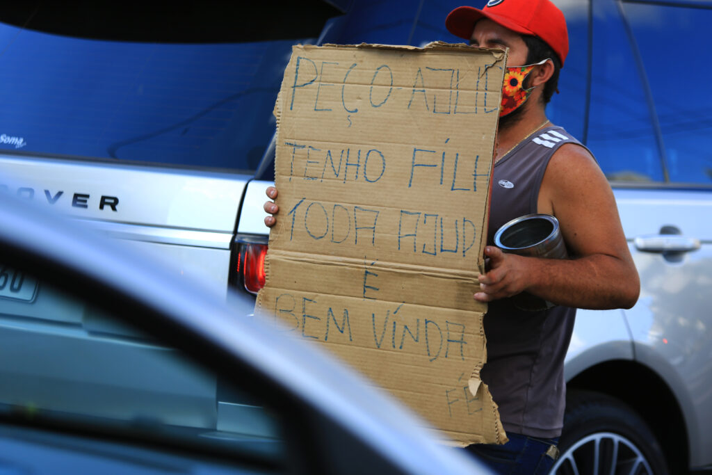 Imagem Ilustrando a Notícia: Sinal vira local de trabalho para pessoas nas ruas