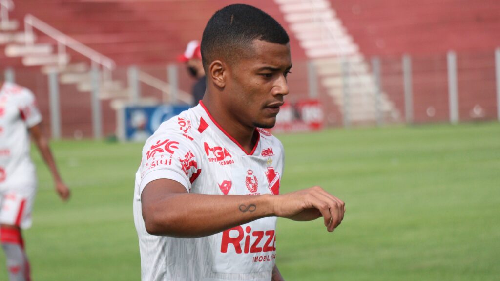 Imagem Ilustrando a Notícia: Vila Nova empresta mais quatro jogadores ao Goianésia