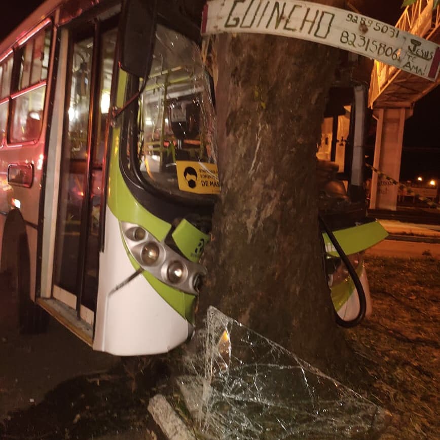 Imagem Ilustrando a Notícia: Colisão de ônibus do transporte com árvore deixa 23 vítimas em Goiânia