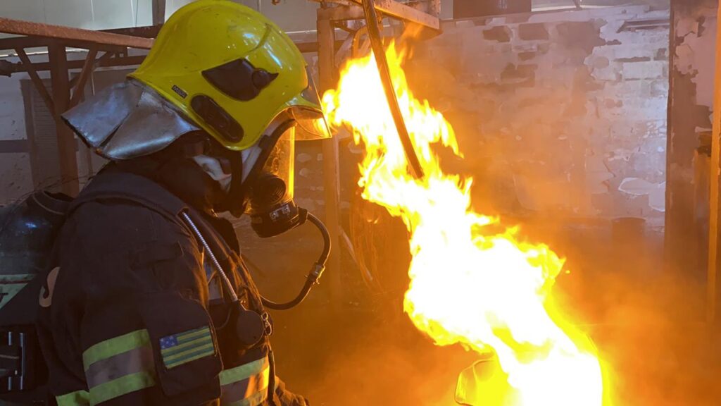 Imagem Ilustrando a Notícia: Bombeiros controlam incêndio em indústria de recapagem de pneus na Chácara São Pedro