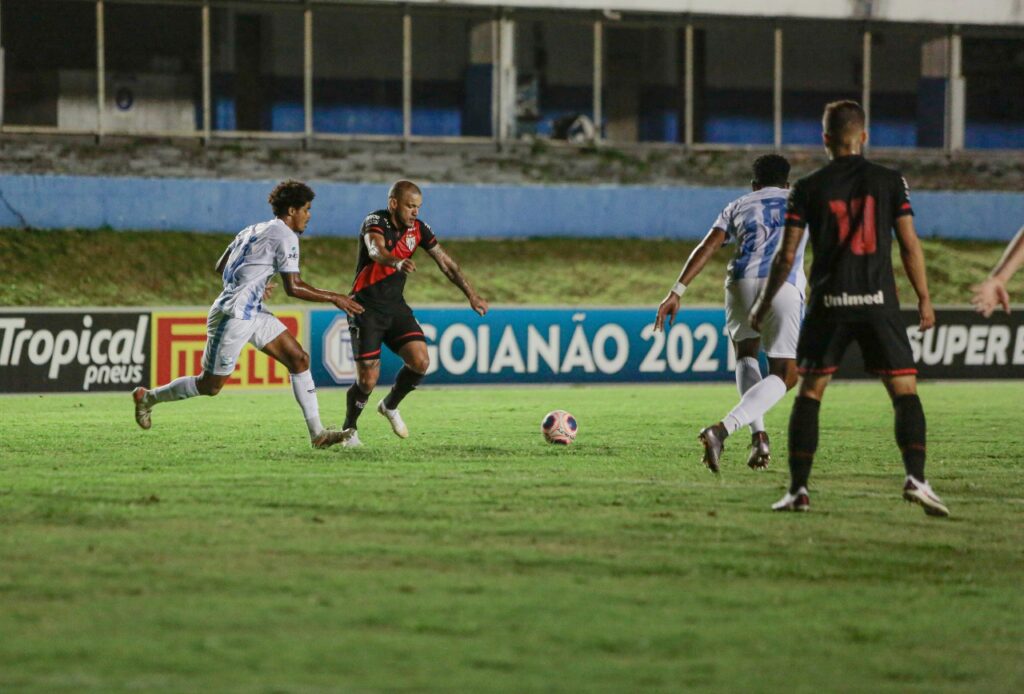 Imagem Ilustrando a Notícia: Com gol de Lucão, Grêmio Anápolis larga em vantagem contra o Atlético-GO
