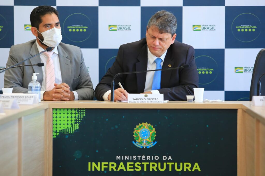 Imagem Ilustrando a Notícia: Governo de Goiás e Infraero assinam termo de cooperação para reestruturação do Aeroporto de Cargas de Anápolis