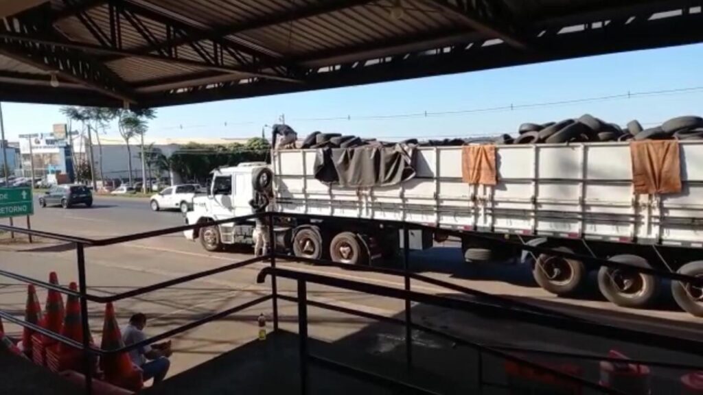Imagem Ilustrando a Notícia: Polícia Rodoviária Federal em Rio Verde apreende caminhão com pneus falsificados do Paraguai