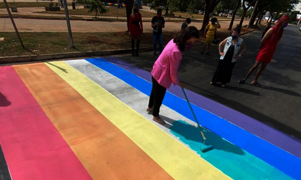 Imagem Ilustrando a Notícia: Goiânia ganha faixas de pedestre com cores da bandeira LGBTQIA+ nesta segunda-feira (17)