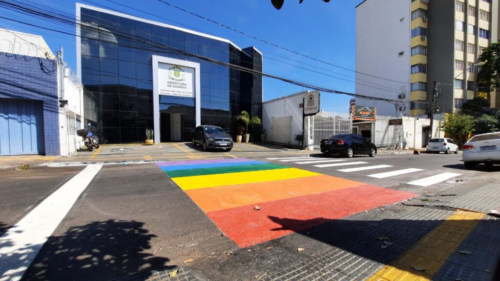 Imagem Ilustrando a Notícia: Decisão: intervenção artística com cores da bandeira LGBTQIA+ será mantida no Setor Sul