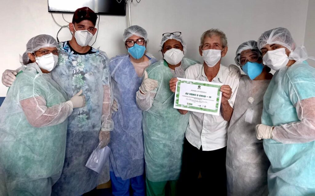 Imagem Ilustrando a Notícia: Três pacientes do Hugo comemoram recuperação, após período de internação por Covid-19
