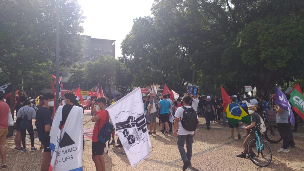 Imagem Ilustrando a Notícia: Manifestantes se encontram na Praça Cívica, em Goiânia