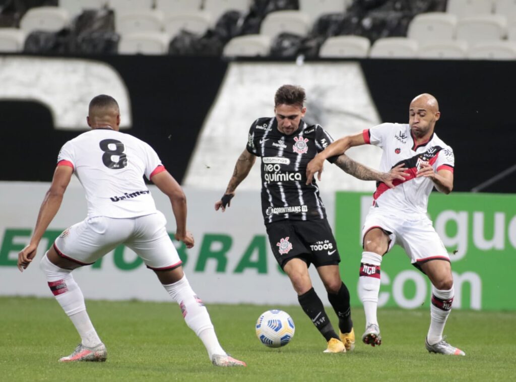 Imagem Ilustrando a Notícia: Com gol de Zé Roberto, Atlético-GO vence o Corinthians na estreia da Série A