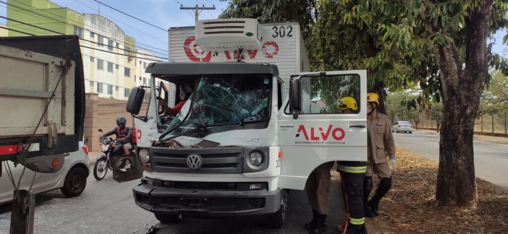 Imagem Ilustrando a Notícia: Motorista fica com os pés preso nos pedais do caminhão após acidente em Goiânia